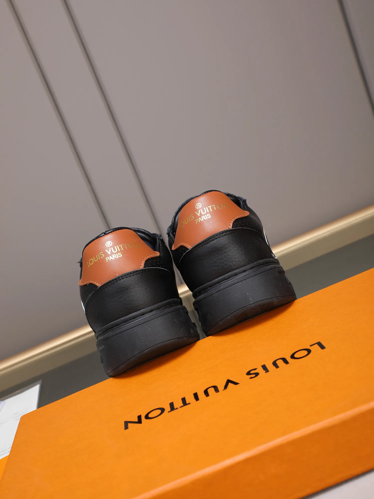 PP420 main model 👍👍👍2025 new LOUIS VUITTON [Luden Yiwei]——LV upper [Lv]🇮🇹Imported first-layer cowhide embossed🇩🇪Inside imported sheepskin lining ➕Non-slip and wear-resistant outsole. Every man's identity is reflected in his elegant and stable upper shoes🚶🏻🚶🏻📯 No matter the wind or rain, the shoe last remains unchanged and can stand the test of time🔍️. ——Code number: 38-44 (45 can be customized)
